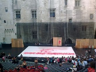 Scène de la Cour d'honneur du Palais des Papes à la fin de la représentation de la trilogie Littoral, Incendies et Forêts mise en scène par Wajdi Mouawad, au Festival d'Avignon 2009.