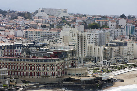 L'Hôtel du Palais, le Surf-Miramar, le Victoria-Surf, sur la grand plage de Biarritz.