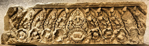Linteau khmer, Musée Guimet, Paris-Origine: Bayon, style: Bayon, fin XIIe siècle, grès. Au centre: Vishnou Caturbhuja (à quatre bras) et Kala/Simhamukha